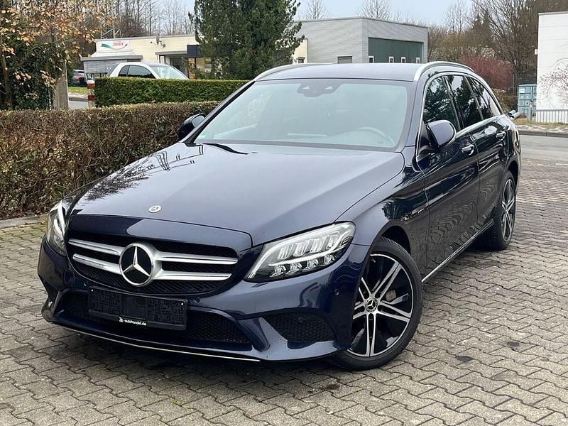 Blau Gebraucht 2020 Mercedes C300e Avantgarde Limousine | 18.111 € (Guter Preis) - Bild 1/4