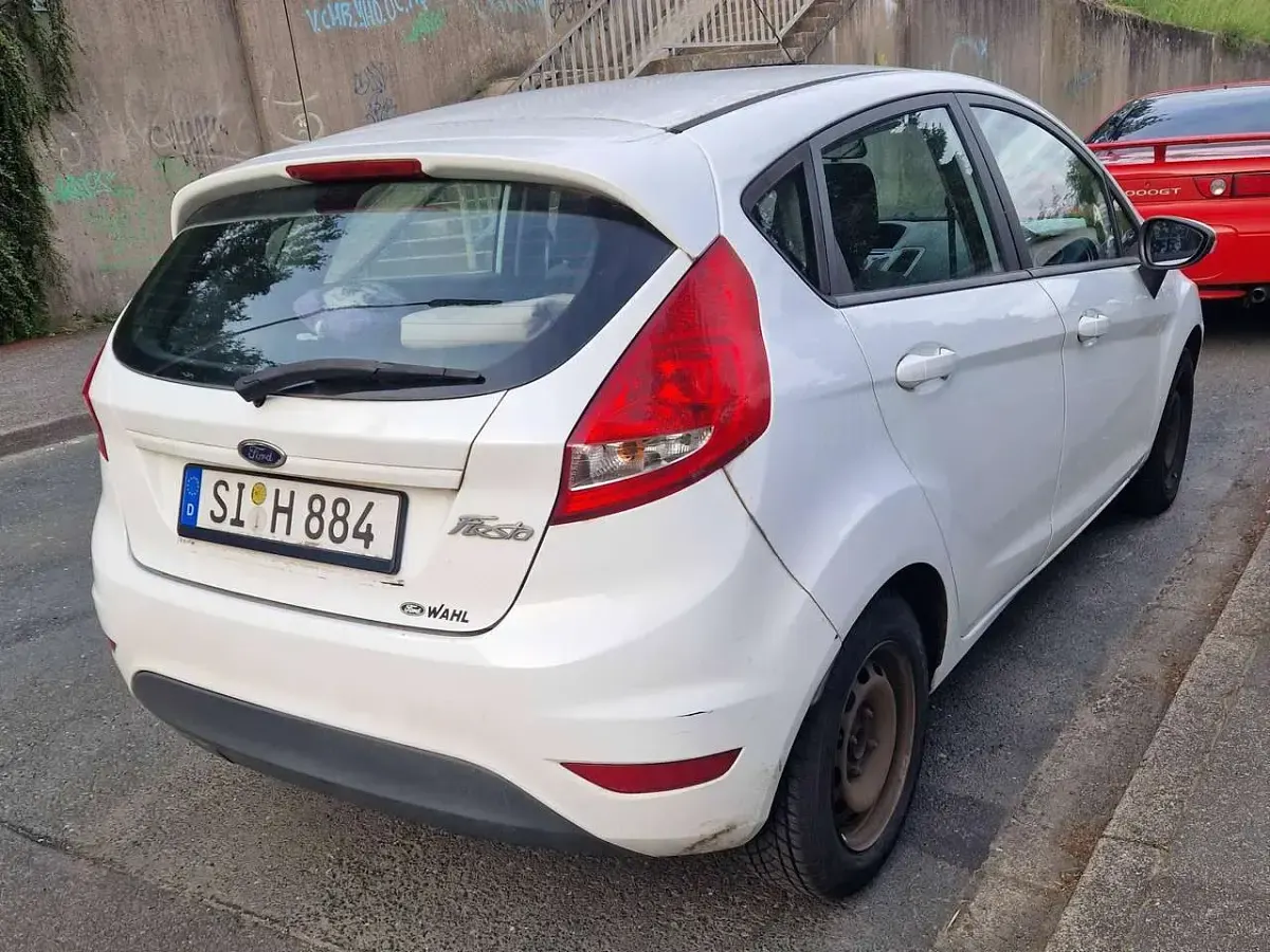 Gebraucht Ford Fiesta Titanium 82 PS (60 kW) 2009 Weiß Limousine