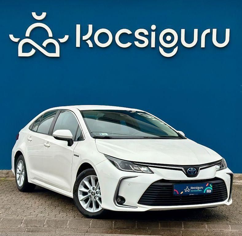 Weiß Gebraucht 2021 Toyota Corolla Hybrid Comfort Limousine | 16.990 € (Guter Preis) - Bild 1/4