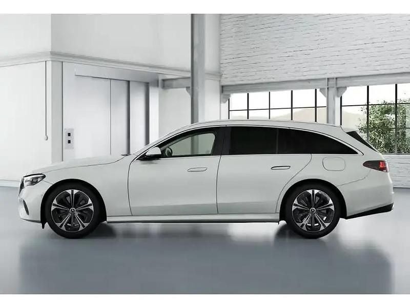 Gebraucht Mercedes E300 197 PS (144 kW) 2024 Weiss manufaktur lack manufaktur opalithweiss bright Kombi