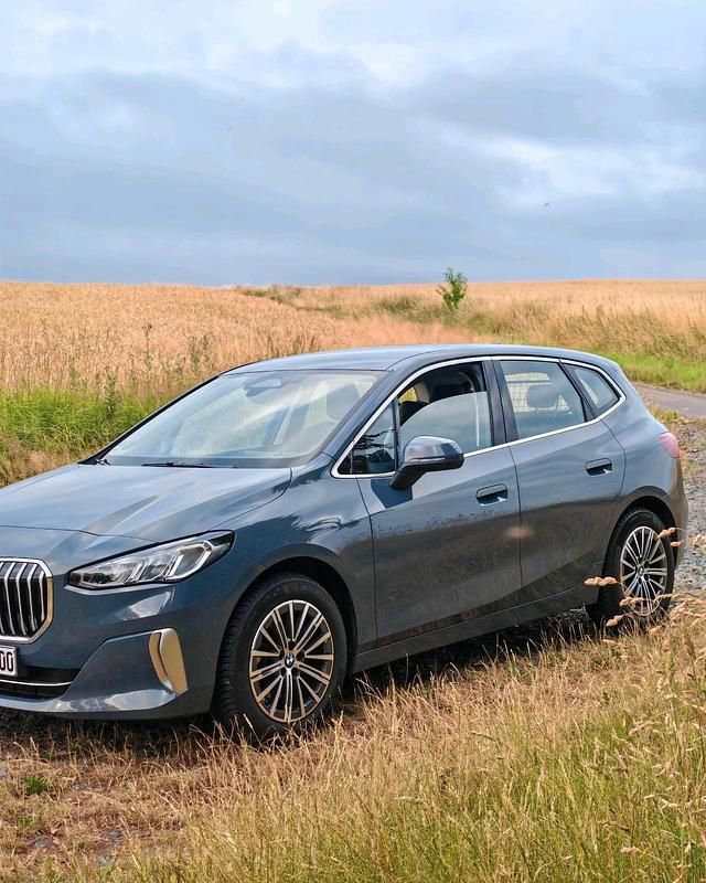 Grau Gebraucht 2023 BMW 220 Active Tourer Luxury Line Van / Kleinbus | 27.500 € (Superpreis) - Bild 1/4