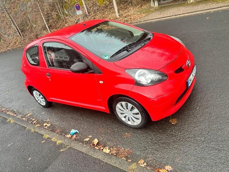 Rot Gebraucht 2009 Toyota Aygo Kleinwagen | 1.450 € (Superpreis) - Bild 1/4