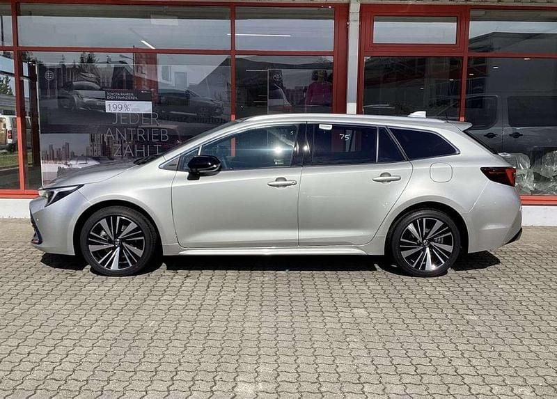 Neu Toyota Corolla 178 PS (130 kW) 2025 Cosmic silber metallic Kombi