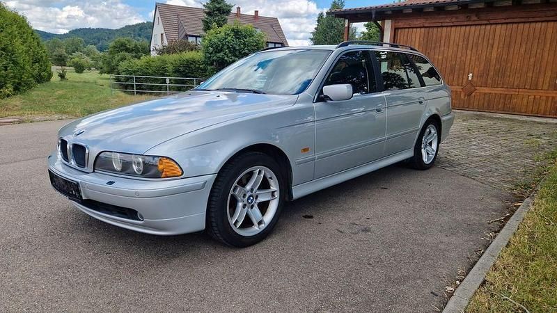 Silber Gebraucht 2003 BMW 530 Lifestyle Limousine | 8.899 € (Etwas zu teuer) - Bild 1/4