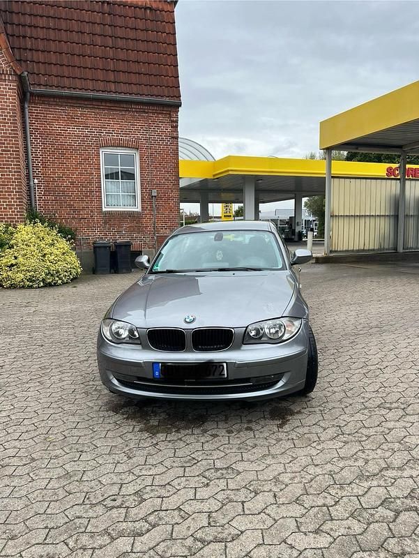 Grau Gebraucht 2011 BMW 116 Kleinwagen | 4.500 € (Fairer Preis) - Bild 1/4