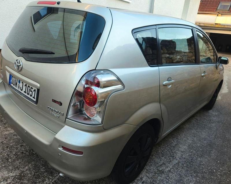 Grau Gebraucht 2005 Toyota Corolla Verso Van / Kleinbus | 3.800 € (Fairer Preis) - Bild 1/4