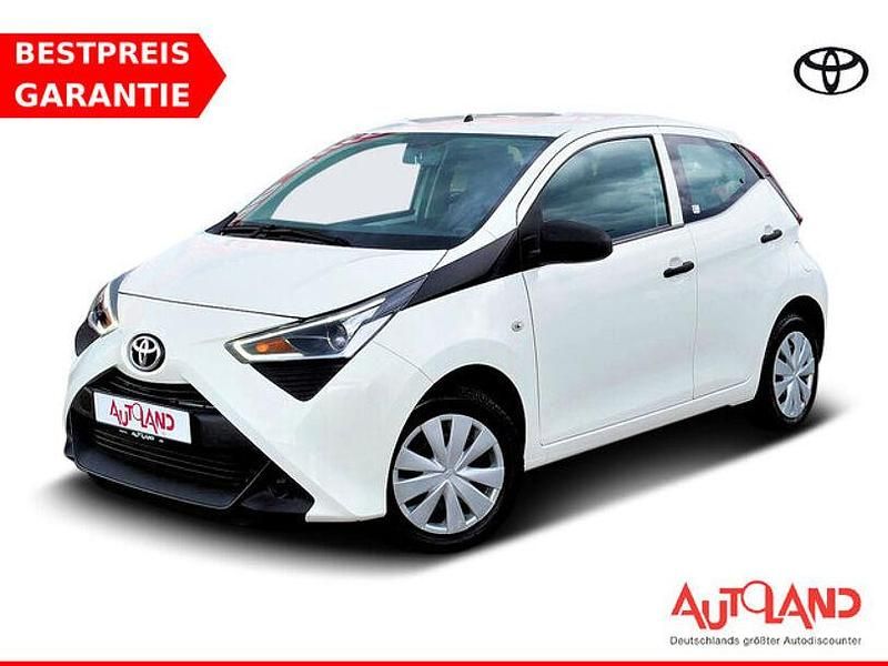 Weiss Gebraucht 2021 Toyota Aygo Kleinwagen | 9.990 € (Fairer Preis) - Bild 1/4