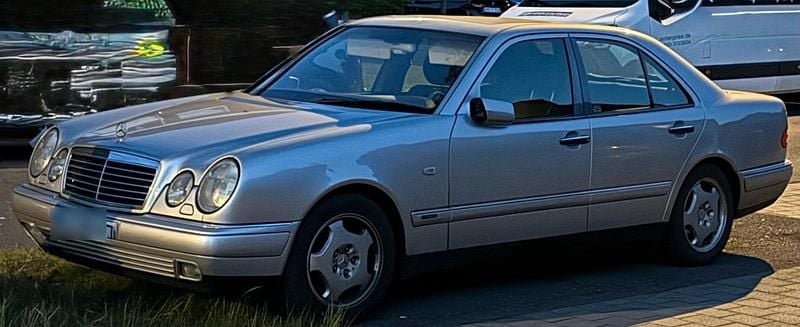 Grau Gebraucht 1996 Mercedes E230 Avantgarde Limousine | 6.200 € (Teuer) - Bild 1/4