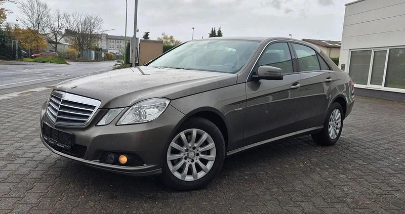 Braun Gebraucht 2010 Mercedes E200 Limousine | 6.950 € (Superpreis) - Bild 1/4