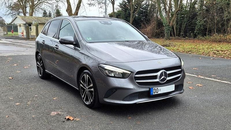 Grau Gebraucht 2019 Mercedes B220 Van / Kleinbus | 22.000 € (Etwas zu teuer) - Bild 1/4