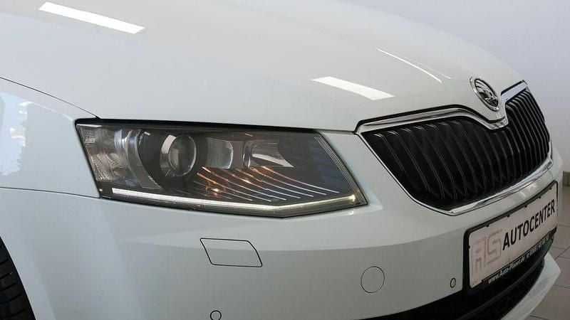 Gebraucht Skoda Octavia Ambition 150 PS (110 kW) 2016 Weiß Kleinwagen