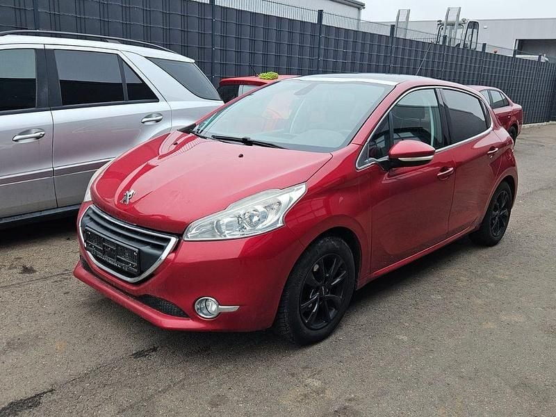 Rot Gebraucht 2015 Peugeot 208 Allure Kleinwagen | 5.950 € (Guter Preis) - Bild 1/4
