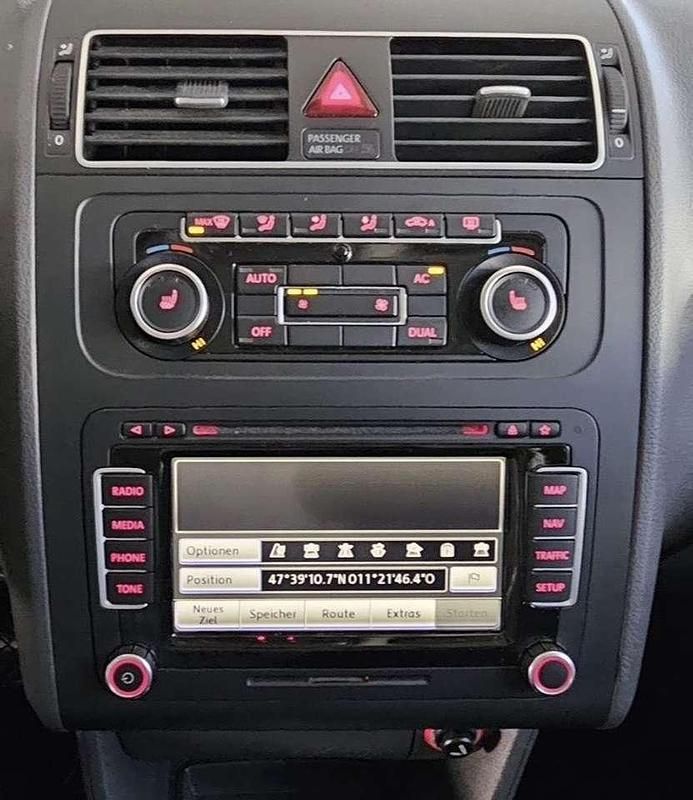 Schwarz Gebraucht 2012 VW Touran Match Van / Kleinbus | 6.499 € (Superpreis) - Bild 1/4