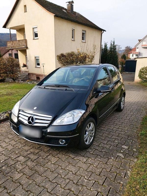 Schwarz Gebraucht 2009 Mercedes A180 Van / Kleinbus | 5.200 € (Fairer Preis) - Bild 1/4