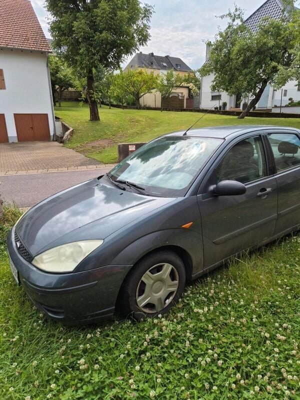 Grau Gebraucht 2002 Ford Focus Limousine | 450 € (Superpreis) - Bild 1/4