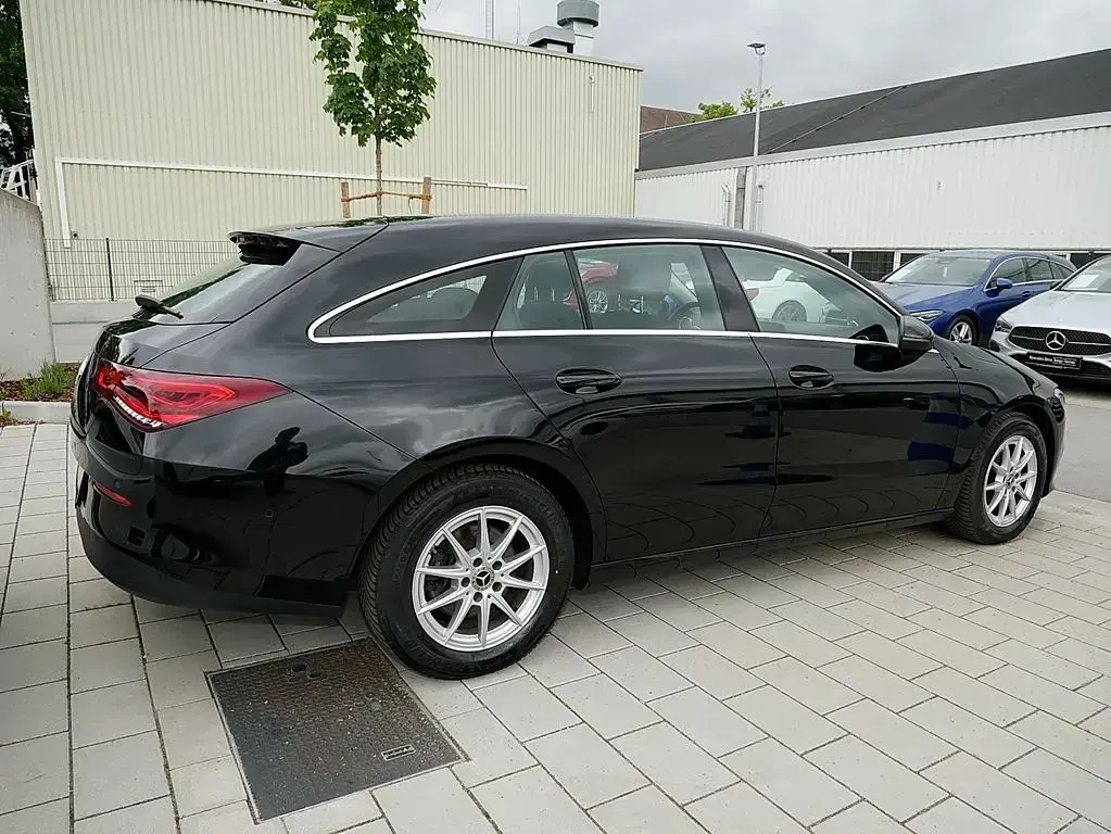 Gebraucht Mercedes CLA200 Shooting Brake 150 PS (110 kW) 2023 Schwarz Kombi