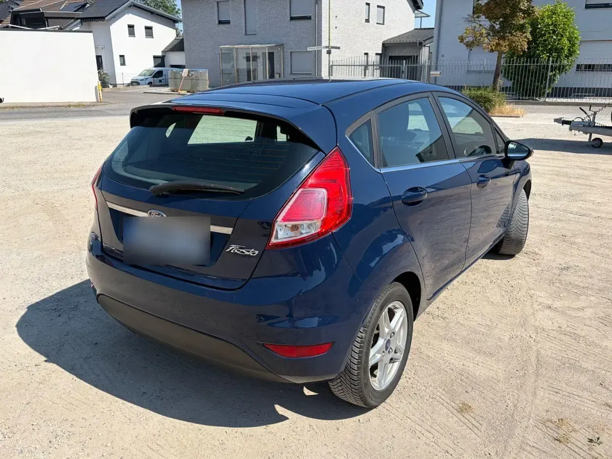Gebraucht Ford Fiesta Titanium 80 PS (58 kW) 2014 Blau Kleinwagen