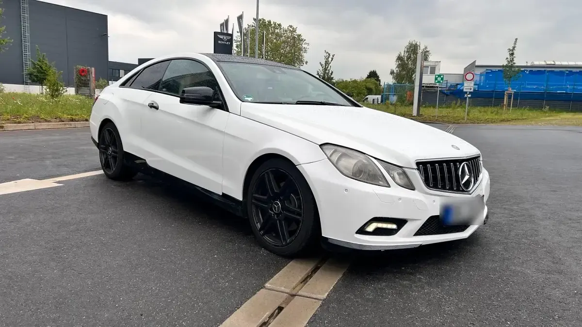 Używany Mercedes E350 AMG 231 KM (169 kW) 2010 Biały Coupe