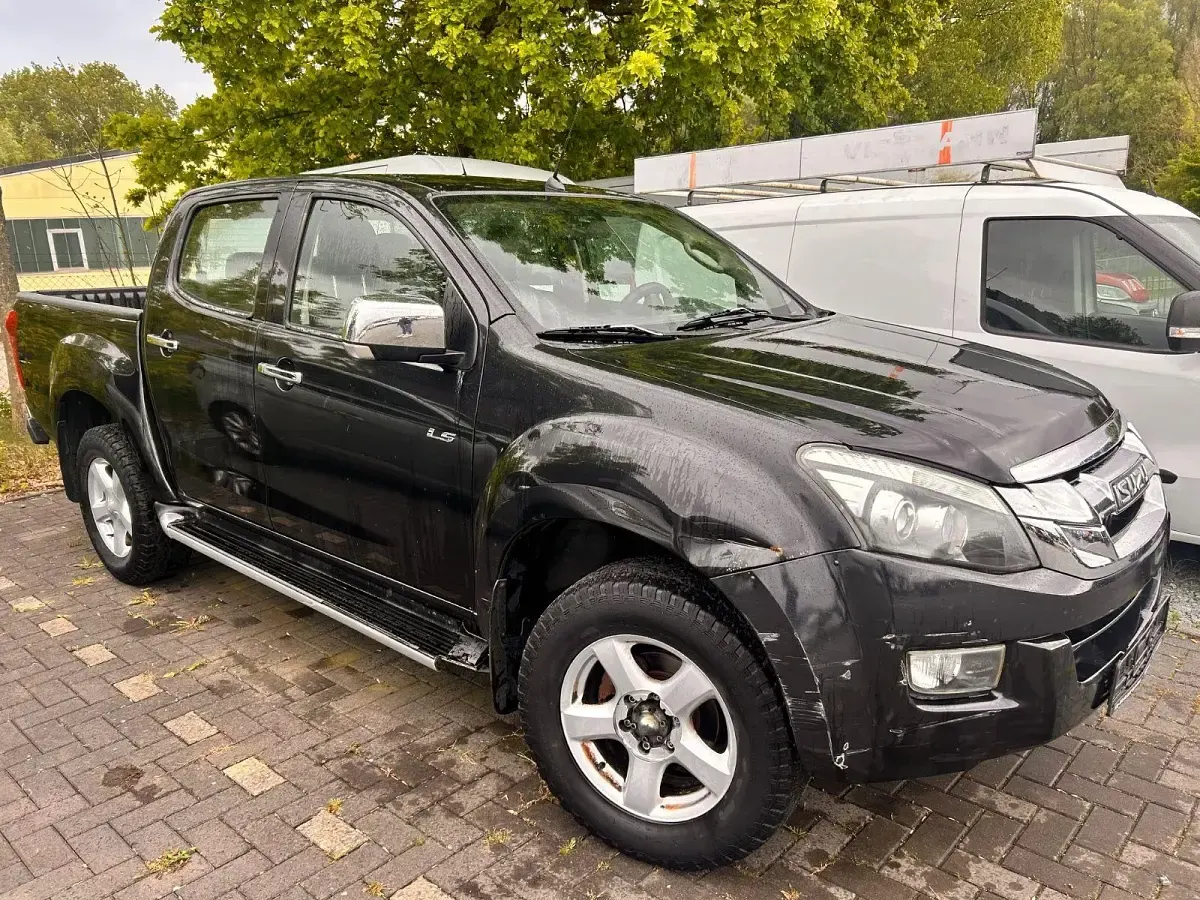 Käytetty Isuzu D-Max 163 HP (119 kW) 2013 Musta Katumaasturi