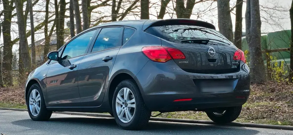 Usata Opel Astra 100 CV (73 kW) 2012 Andere farben Utilitaria