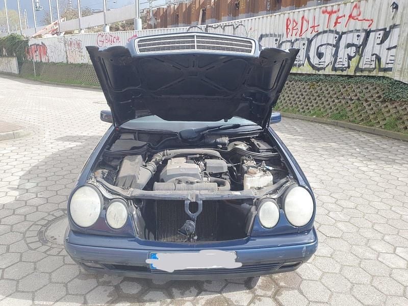 Gebraucht Mercedes E200 1998 Blau Limousine