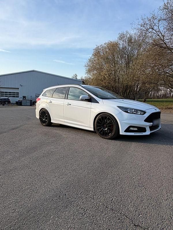 Gebraucht Ford Focus ST 250 PS (183 kW) 2017 Weiß Kombi