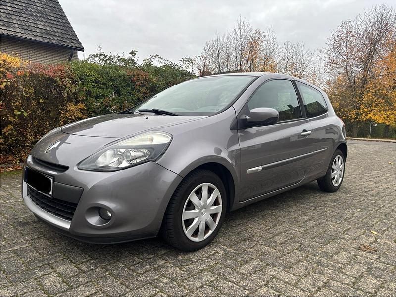 Grau Gebraucht 2010 Renault Clio II Kleinwagen | 2.250 € (Fairer Preis) - Bild 1/4