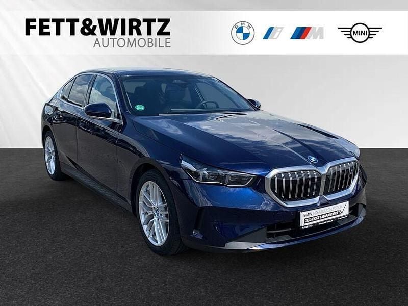 Bmw individual tansanitblau metallic Gebraucht 2024 BMW i5 Comfort Edition Limousine | 53.889 € - Bild 1/3