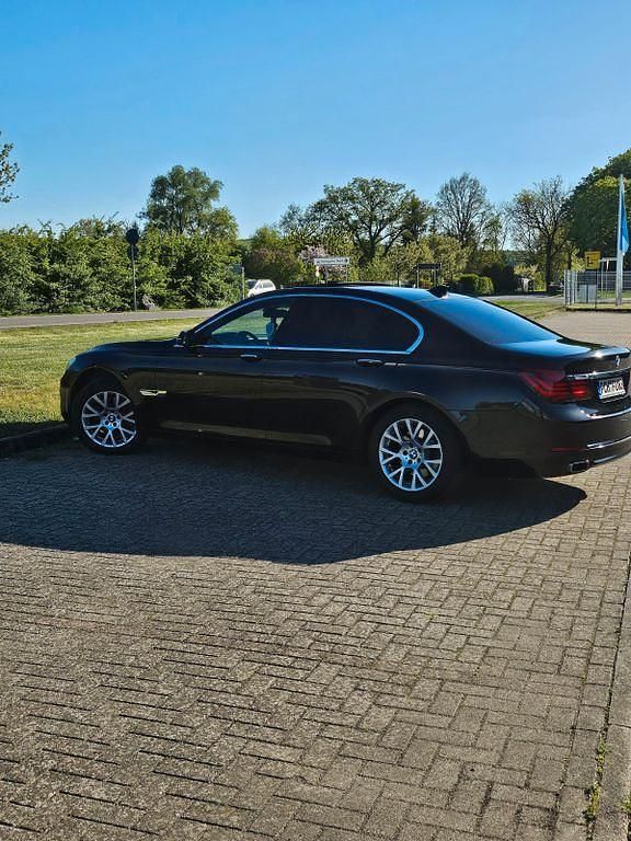 Schwarz Gebraucht 2015 BMW 740 Exclusive Limousine | 17.650 € (Fairer Preis) - Bild 1/4