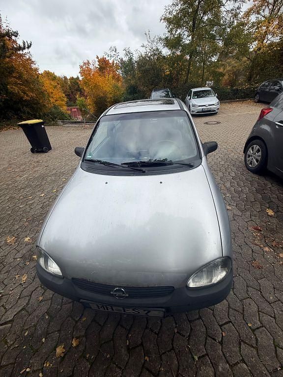 Grau Gebraucht 1997 Opel Corsa Limousine | 900 € (Fairer Preis) - Bild 1/4