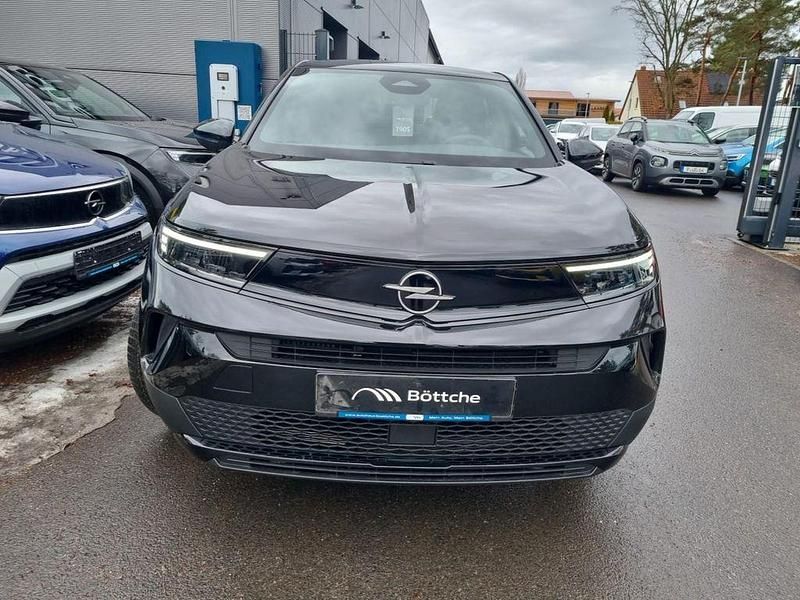 Neu Opel Mokka Elegance 136 PS (100 kW) 2026 Lackierung schwarz perla nera/typ aussenverkleidung metalliclackierung SUV