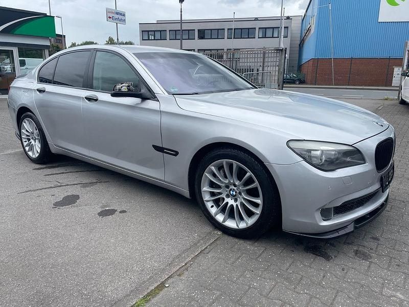 Silber Gebraucht 2009 BMW 740 M Sport Limousine | 9.900 € (Guter Preis) - Bild 1/4