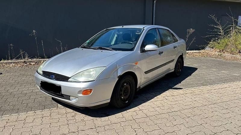Gebraucht Ford Focus Ghia 101 PS (74 kW) 1999 Silber Limousine