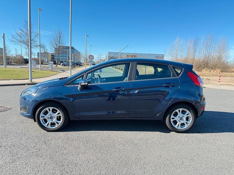 Gebraucht Ford Fiesta 80 PS (58 kW) 2014 Blau Kleinwagen