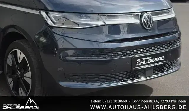 Second-hand VW Multivan Style 150 CP (110 kW) 2023 Albastru Monovolum