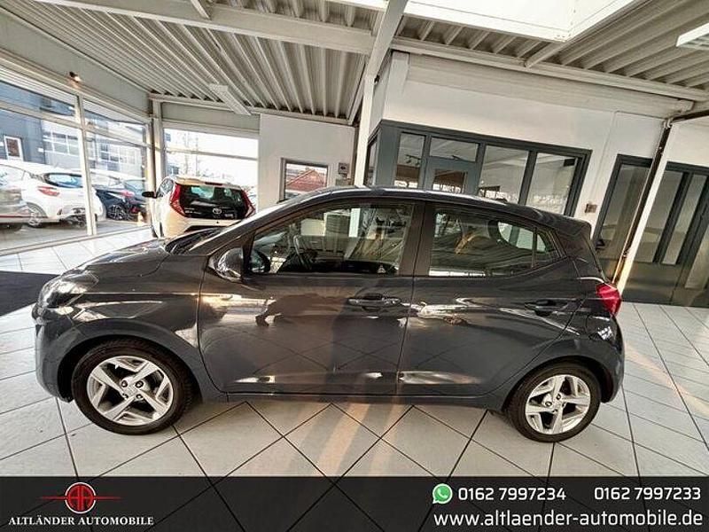 Gebraucht Hyundai i10 Trend 67 PS (49 kW) 2022 Aurora grey / met Kleinwagen