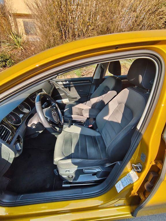 Gebraucht VW Golf VII Highline 150 PS (110 kW) 2018 Gold Limousine