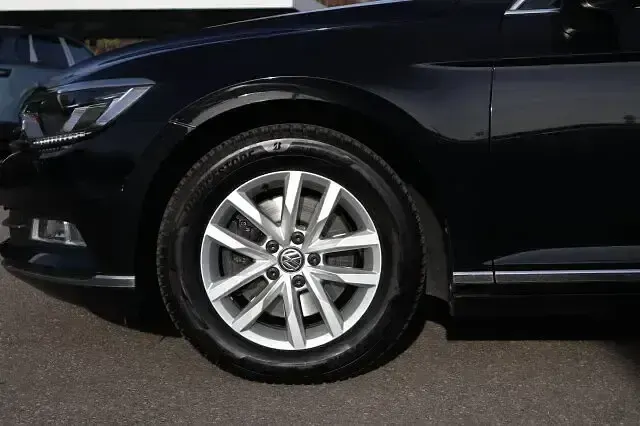 Gebraucht VW Passat Comfortline 190 PS (139 kW) 2019 Deep black perleffekt Kombi