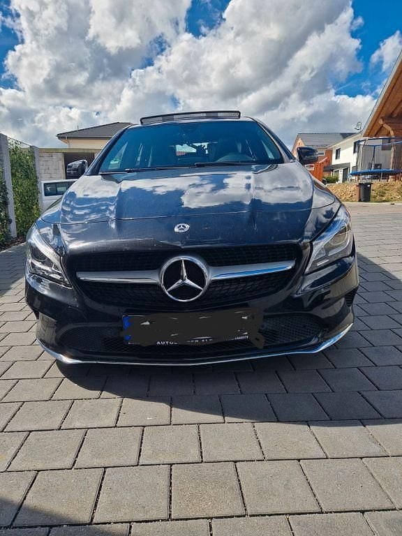 Schwarz Gebraucht 2019 Mercedes CLA200 Shooting Brake AMG Kombi | 18.300 € (Superpreis) - Bild 1/4