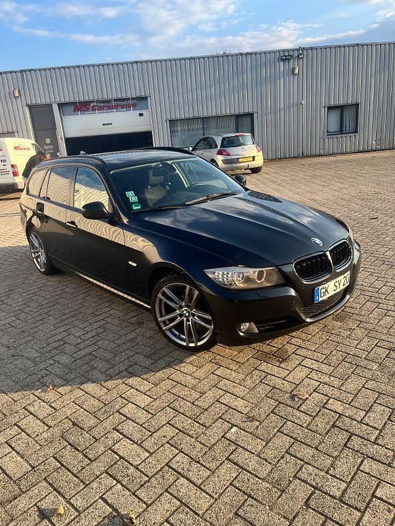 Schwarz Gebraucht 2011 BMW 318 Lifestyle Kombi | 6.500 € (Fairer Preis) - Bild 1/4