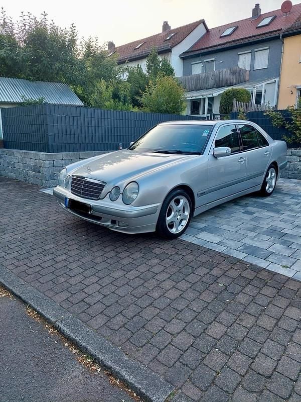 Silber Gebraucht 2001 Mercedes E200 Limousine | 4.500 € (Etwas zu teuer) - Bild 1/4
