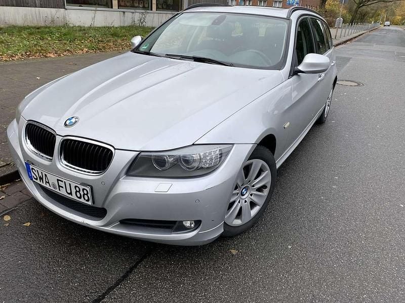 Grau Gebraucht 2012 BMW 318 Kombi | 4.950 € (Superpreis) - Bild 1/4