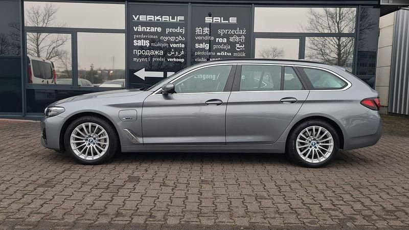 Gebraucht BMW 530e 292 PS (214 kW) 2022 Grau Limousine