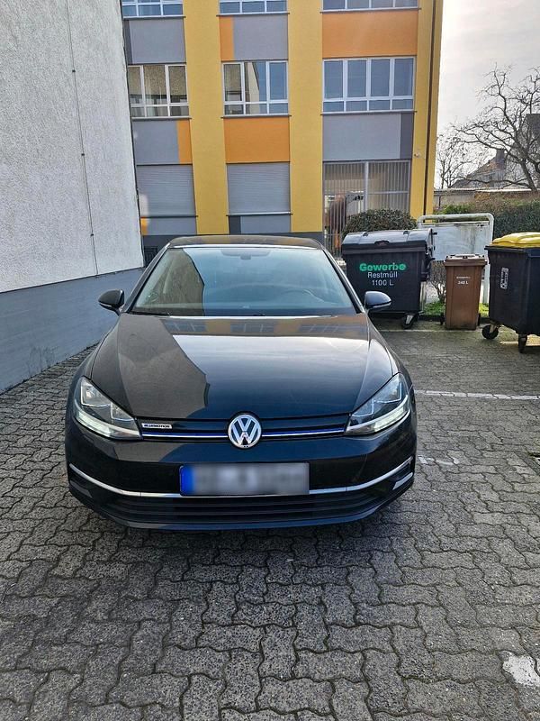 Gebraucht VW Golf VII 131 PS (96 kW) 2019 Schwarz Kleinwagen