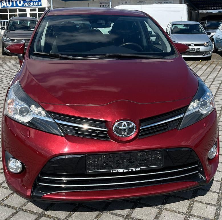 Gebraucht Toyota Verso Edition-S 132 PS (97 kW) 2017 Rot Van / Kleinbus