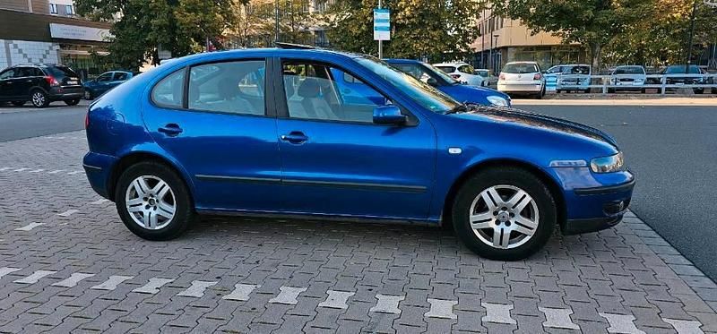 Usata Seat Leon 105 CV (77 kW) 2000 Blu Utilitaria