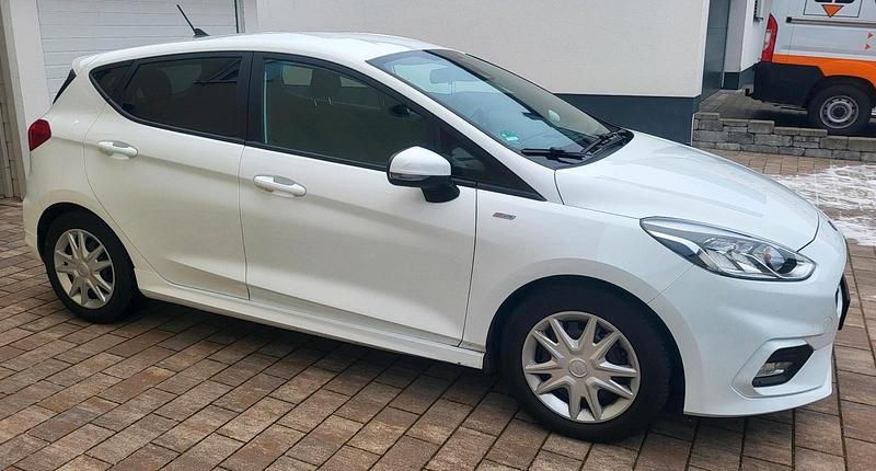 Weiß Gebraucht 2018 Ford Fiesta ST-Line Kleinwagen | 10.900 € (Guter Preis) - Bild 1/4