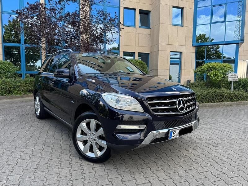 Blau Gebraucht 2011 Mercedes ML350 SUV | 12.550 € (Fairer Preis) - Bild 1/4