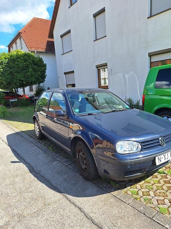 Blau Gebraucht 1999 VW Golf IV Kleinwagen | 950 € - Bild 1/4