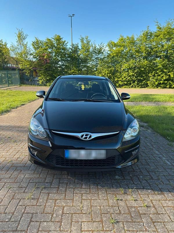 Gebraucht Hyundai i30 120 PS (88 kW) 2011 Schwarz Kleinwagen